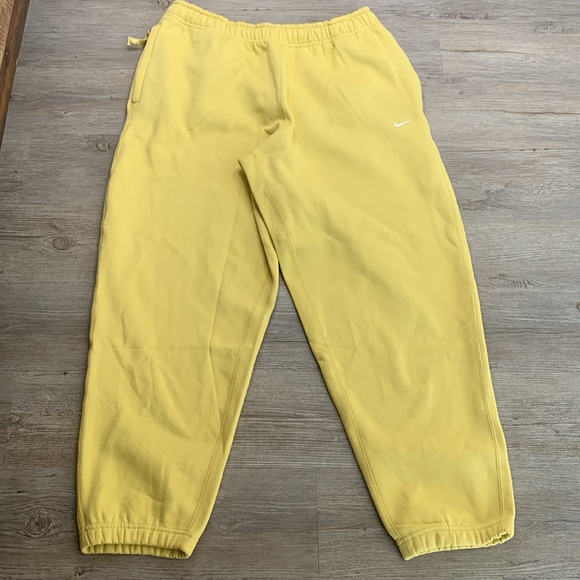 Nike Solo Swoosh Men’s Yellow Pants Loose Fit Straight Leg Reg Length Size L - Picture 4 of 14